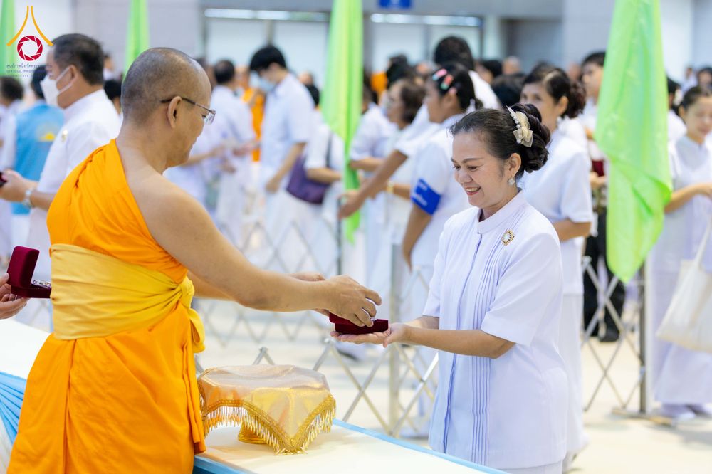 ภาพ No.338060:วันอาทิตย์ต้นเดือน 5 กรกฎาคม พ.ศ.2569 สัมมนาพิเศษ พิธีมอบพระของขวัญ ณ ห้องแก้วสารพัด1 วัดพระธรรมกาย