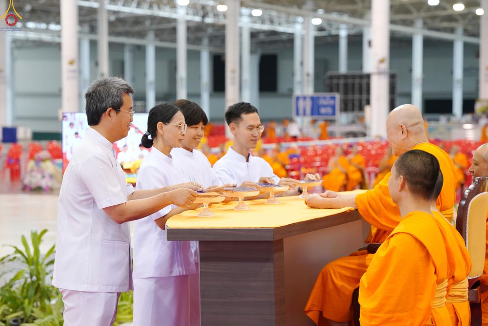ภาพ No.339021:วันอาทิตย์ที่ 12 กรกฎาคม พ.ศ.2569 พิธีมุทิตาผู้สอบได้เปรียญธรรม ประโยค 1-2 ถึง ป.ธ.9 และ บ.ศ.1-2 ถึง บ.ศ.6 สำนักศาสนศึกษาวัดพระธรรมกาย ประจำปี 2569, พิธีมอบตราตั้งแต่งตั้งอาจารย์ใหญ่ สำนักศาสนศึกษาวัดพระธรรมกาย