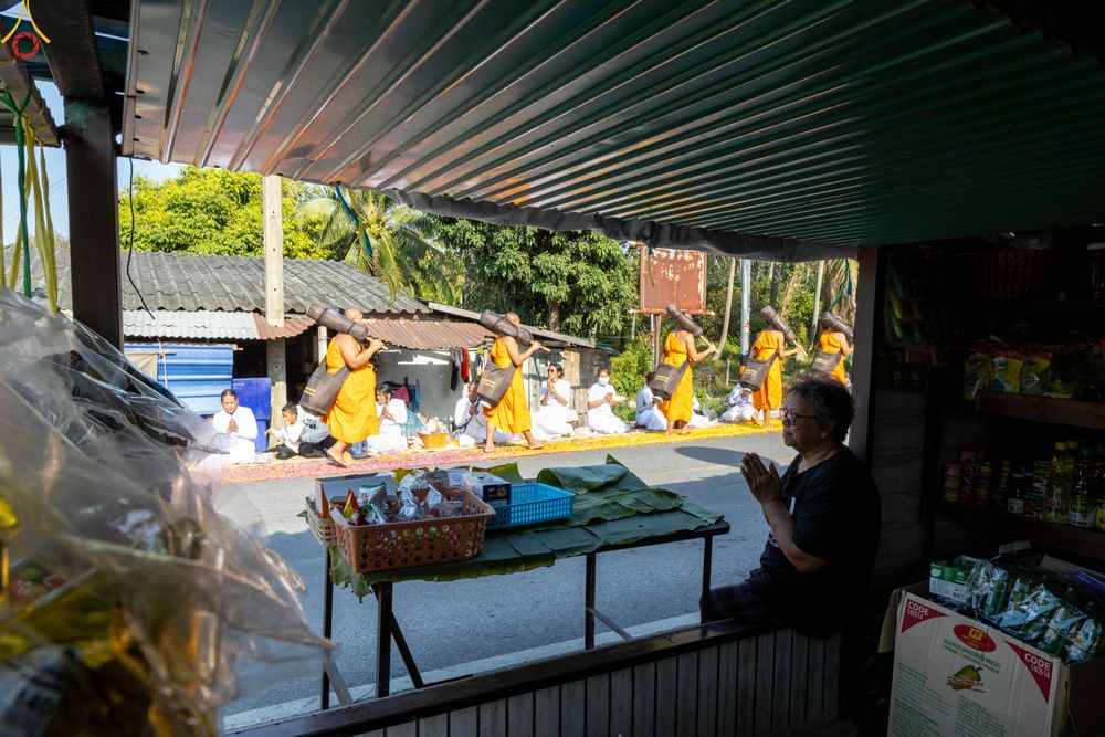 ภาพ No.290462:วันที่ 7 มกราคม พ.ศ. 2569 พิธีต้อนรับพระธรรมยาตรา ณ อนุสรณ์สถานลำดับที่ 2  สถานที่ตั้งมโนปณิธานบวชตลอดชีวิต อนุสรณ์สถานคลองบางนางแท่น (ภาพชุดที่ 2) อ.สามพราน จ.นครปฐม ในโครงการธรรมยาตรา กตัญญูบูชา มหาปูชนียาจารย์ พระมงคลเทพมุนี(สด จนฺทสโร) พระผู้ปราบมาร 