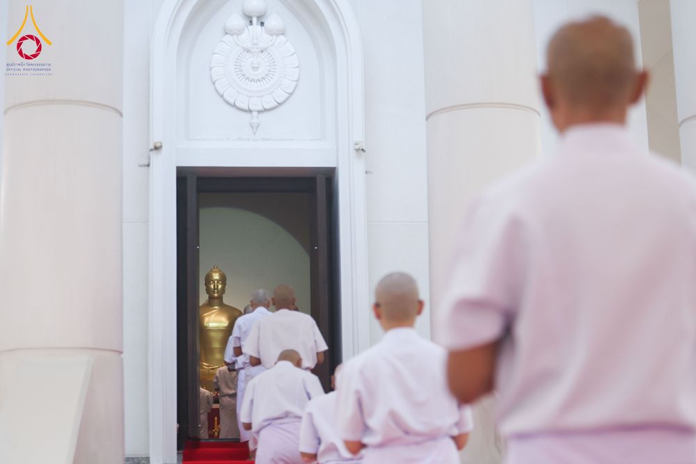 ภาพ No.298111:วันเสาร์ที่ 17 มกราคม พ.ศ. 2569 พิธีบรรพชาอุปสมบท โครงการอุปสมบทหมู่ บูชาธรรมครบ 117 ปี คุณยายอาจารย์มหารัตนอุบาสิกาจันทร์ ขนนกยูง  ณ อุโบสถพระไตรปิฎก วัดพระธรรมกาย
