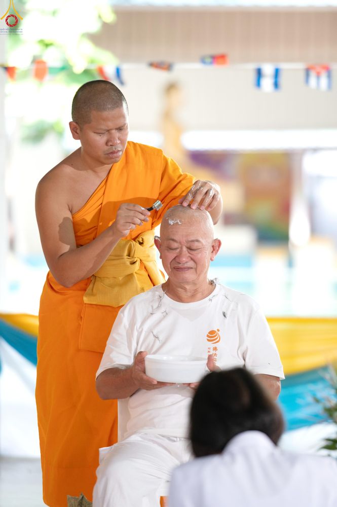 ภาพ No.338350:วันอาทิตย์ที่ 5 กรกฎาคม พศ.2569 พิธีตัดปอยผมธรรมทายาทนานาชาติ IDOP รุ่นที่ 21 จากประเทศจีน มาเลเซีย สิงคโปร์ และไต้หวัน ณ โถงช้าง วัดพระธรรมกาย