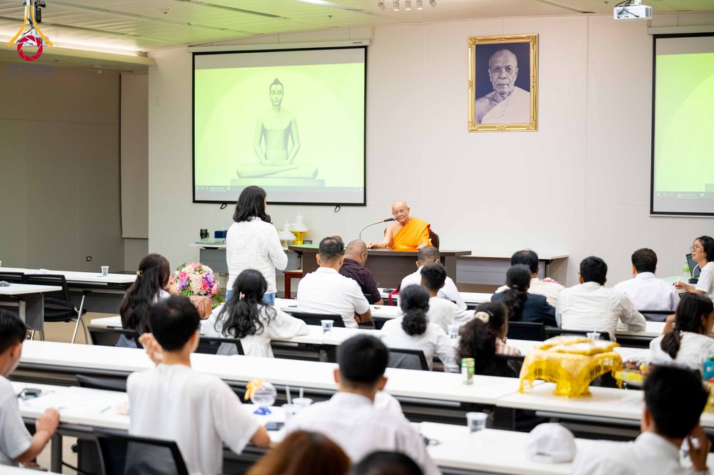 ภาพ No.313134:วันที่ 4 มีนาคม พ.ศ. 2559 หลวงพ่อทัตตชีโว รองเจ้าอาวาสวัดพระธรรมกาย ได้เมตตาถวายการต้อนรับปฏิสันถารพระอาคันตุกะจาก 19 ประเทศ ที่เดินทางมาร่วมงานวันมาฆบูชา ณ วัดพระธรรมกาย