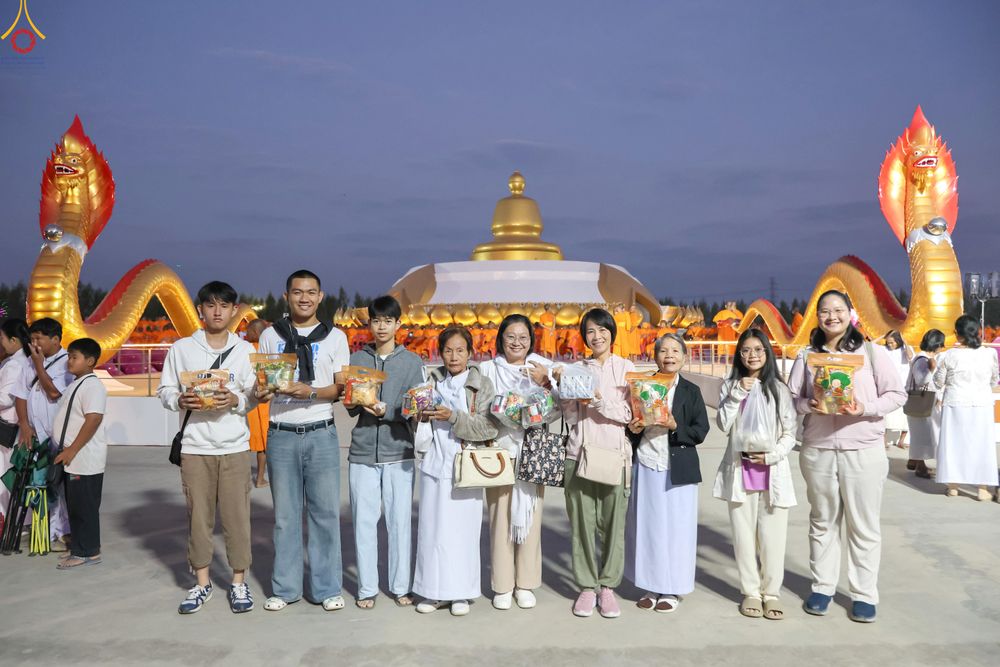 ภาพ No.302401:วันที่ 24 มกราคม พ.ศ. 2569 พิธีตักบาตรพระธรรมยาตรา ณ อนุสรณ์สถานลำดับที่ 5 สถานที่เผยแผ่วิชชาธรรมกายครั้งแรก อนุสรณ์สถานบางปลา วัดบางปลา อำเภอบางเลน จังหวัดนครปฐม ในโครงการธรรมยาตรา กตัญญูบูชา มหาปูชนียาจารย์ พระมงคลเทพมุนี(สด จนฺทสโร) พระผู้ปราบมาร อนุส