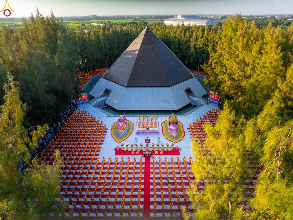 ภาพ No.289103:วันที่ 6 มกราคม พ.ศ. 2569 พิธีจุดประทีปถวายเป็นพุทธบูชา และบูชาธรรมมหาปูชนียาจารย์ ณ อนุสรณ์สถานมหาวิหารพระมงคลเทพมุนี (โลตัสแลนด์) อ.สองพี่น้อง จ.สุพรรณบุรี ในโครงการธรรมยาตรา กตัญญูบูชา มหาปูชนียาจารย์ พระมงคลเทพมุนี(สด จนฺทสโร) พระผู้ปราบมาร อนุสรณ์สถ