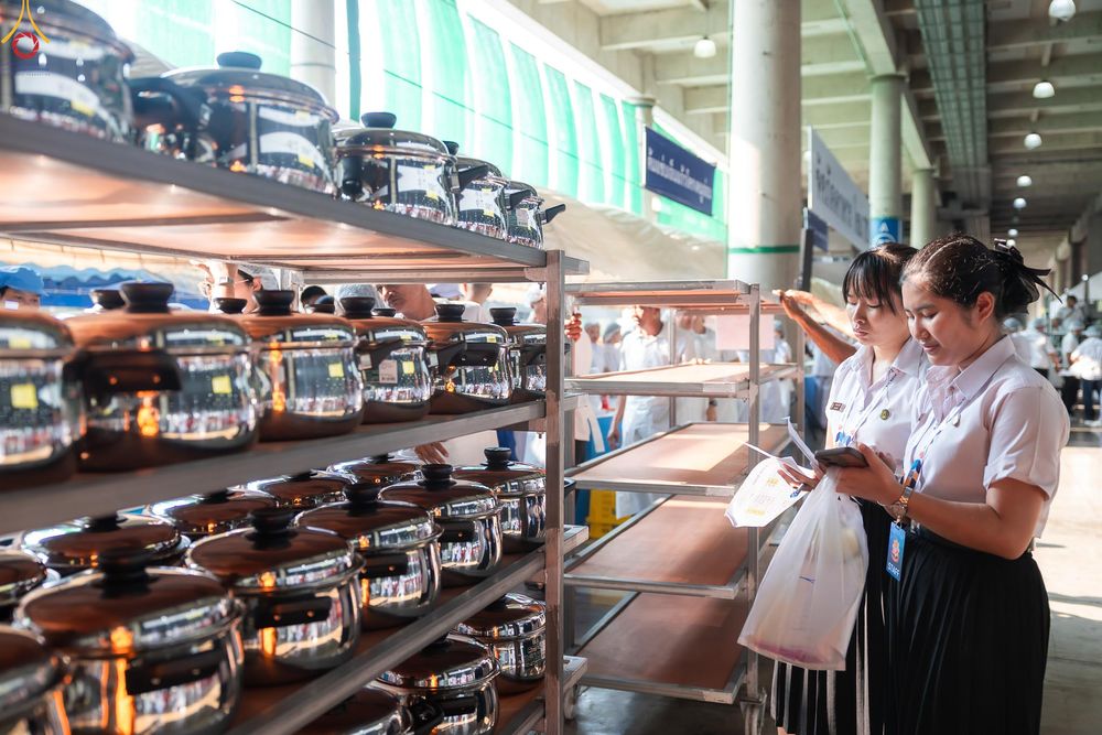 ภาพ No.325726:วันที่ 22 เมษายน พ.ศ.2569(วันคุ้มครองโลก) งานถวายมหาสังฆทาน 40,000 กว่าวัดทั่วประเทศ เจ้าหน้าที่ สาธุชน ร่วมใจจัดเตรียมภัตตาหารเพล (ชุด 2)