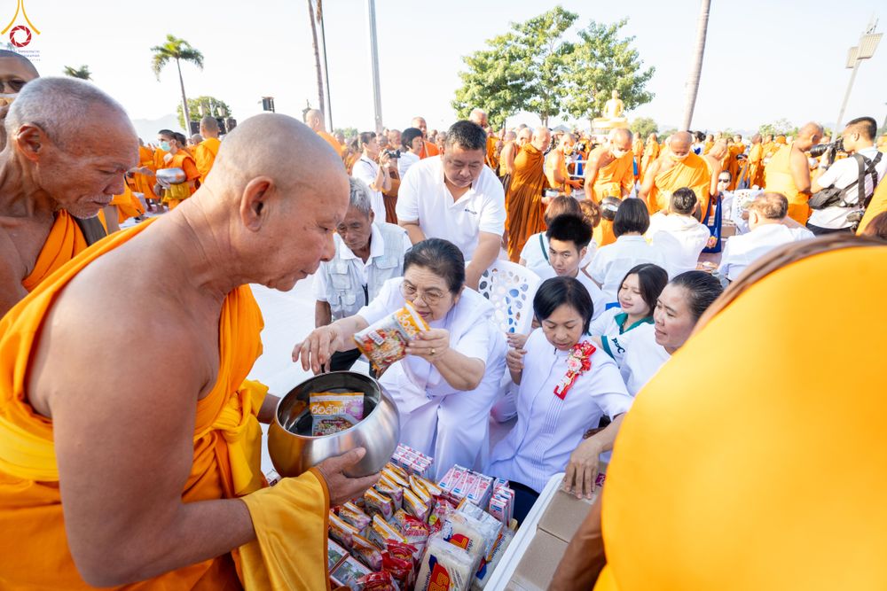 ภาพ No.282730:วันเสาร์ที่ 20 ธันวาคม พ.ศ.2568 พิธีตักบาตรพระ 10,000 รูป (ชุด 2) เนื่องในโอกาส 194 ปี จังหวัดกาญจนบุรี และอุทิศส่วนกุศลให้แด่บรรพชนทั้งหลาย บริเวณถนนสองแคว (Skywalk) เมืองกาญจนบุรี