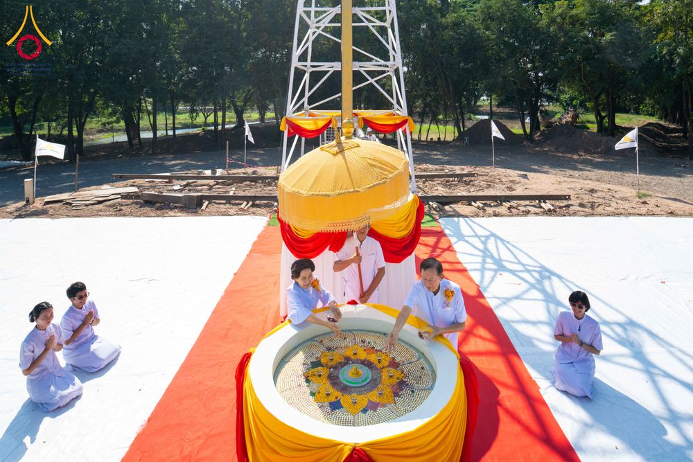 ภาพ No.285795:วันพุธที่ 10 ธันวาคม พ.ศ.2568  พิธีตอกเสาเข็มมงคลต้นสุดท้าย รองรับองค์พระเจดีย์เพื่อสร้างสันติภาพโลก ณ ศูนย์ปฏิบัติธรรมและศูนย์อบรมเยาวชน ชัยนาท