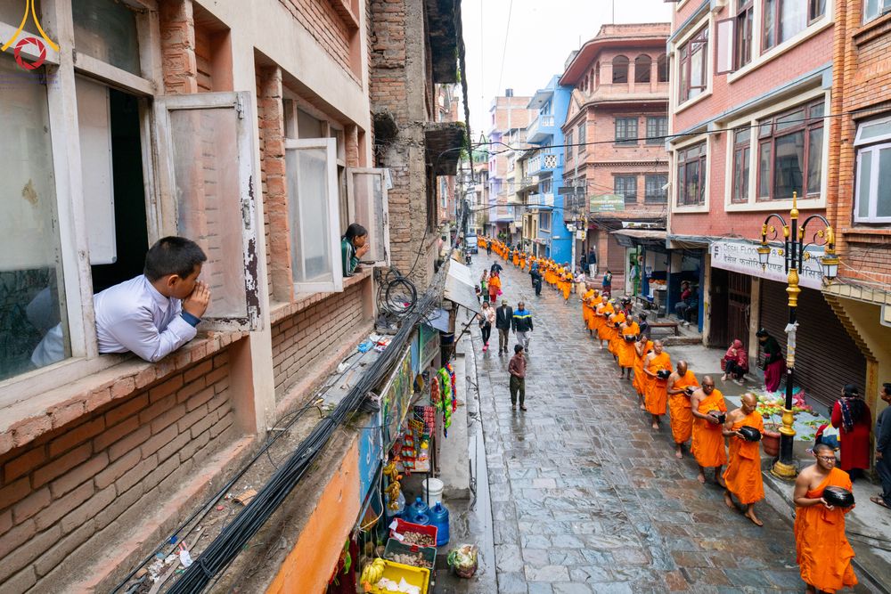 ภาพ No.317162:วันจันทร์ที่ 30 มีนาคม พ.ศ.2569 จาริกบิณฑบาตสยมภูนาทสู่พระราชวังหนุมานโดกา ประเทศเนปาล