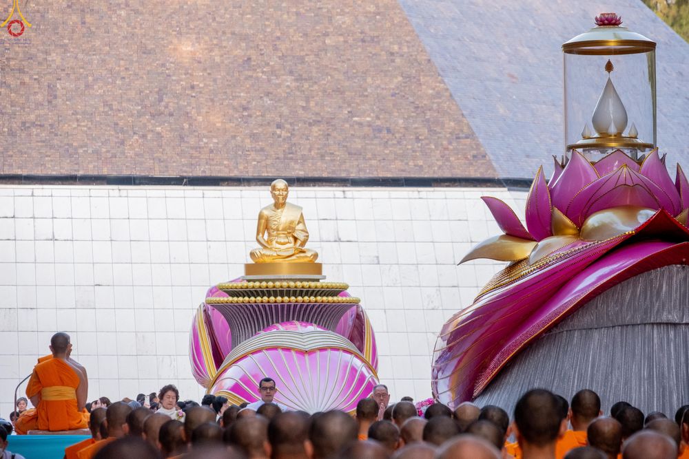 ภาพ No.289285:วันที่ 7 มกราคม พ.ศ. 2569 พิธีตักบาตรพระธรรมยาตรา ณ อนุสรณ์สถานลำดับที่ 1 สถานที่เกิดด้วยรูปกายเนื้อ อนุสรณ์สถานมหาวิหารพระมงคลเทพมุนี (โลตัสแลนด์) อ.สองพี่น้อง จ.สุพรรณบุรี ในโครงการธรรมยาตรา กตัญญูบูชา มหาปูชนียาจารย์ พระมงคลเทพมุนี(สด จนฺทสโร) พระผู้ป