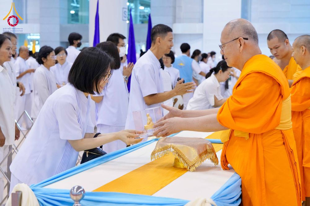 ภาพ No.338102:วันอาทิตย์ต้นเดือน 5 กรกฎาคม พ.ศ.2569 สัมมนาพิเศษ พิธีมอบพระของขวัญ ณ ห้องแก้วสารพัด1 วัดพระธรรมกาย