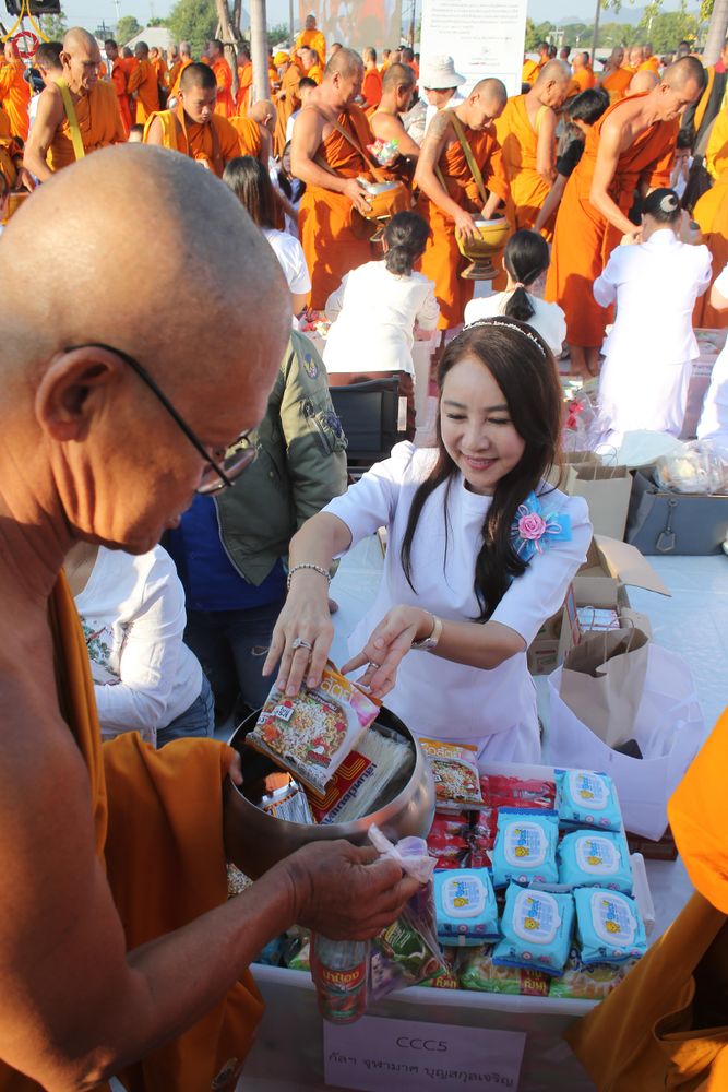 ภาพ No.284274:วันเสาร์ที่ 20 ธันวาคม พ.ศ.2568  พิธีตักบาตรพระ 10,000 รูป เนื่องในโอกาส 194 ปี จังหวัดกาญจนบุรี และอุทิศส่วนกุศลให้แด่บรรพชนทั้งหลาย บริเวณถนนสองแคว (Skywalk) เมืองกาญจนบุรี