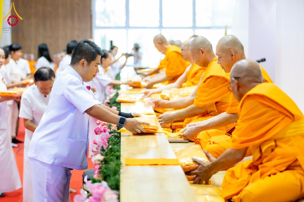 ภาพ No.315605:วันอาทิตย์ ที่ 22 มีนาคม พ.ศ. 2569 พิธีทอดผ้าป่าฉลองพระประธาน พิธีประดิษฐานพระบรมสารีริกธาตุในองค์พระประธาน พิธีจารึกชื่อบรรจุในแผ่นฌาน ณ ศูนย์ปฏิบัติธรรมสมุทรปราการ (บางบ่อ)