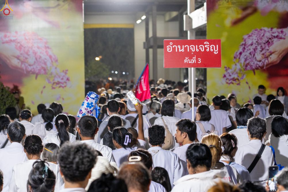 ภาพ No.290261:วันที่ 6 มกราคม พ.ศ. 2569 พิธีจุดประทีปถวายเป็นพุทธบูชา และบูชาธรรมมหาปูชนียาจารย์ (ภาพชุดที่ 2) ณ อนุสรณ์สถานมหาวิหารพระมงคลเทพมุนี (โลตัสแลนด์) อ.สองพี่น้อง จ.สุพรรณบุรี ในโครงการธรรมยาตรา กตัญญูบูชา มหาปูชนียาจารย์ พระมงคลเทพมุนี(สด จนฺทสโร) พระผู้ปรา