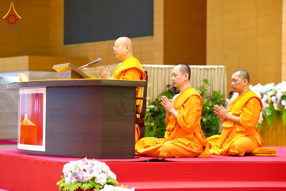 ภาพ No.284765:วันอาทิตย์ที่ 14 ธันวาคม พ.ศ.2568  พิธีปฏิบัติธรรม พิธีถวายภัตตาหารเป็นสังฆทาน พิธีมอบต้นสมบัติจักรพรรดิ ถวายแด่เจ้าอาวาสและประธานสงฆ์ 236 ศูนย์ส่งเสริมศีลธรรมทั่วโลก ณ สภาธรรมกายสากล วัดพระธรรมกาย