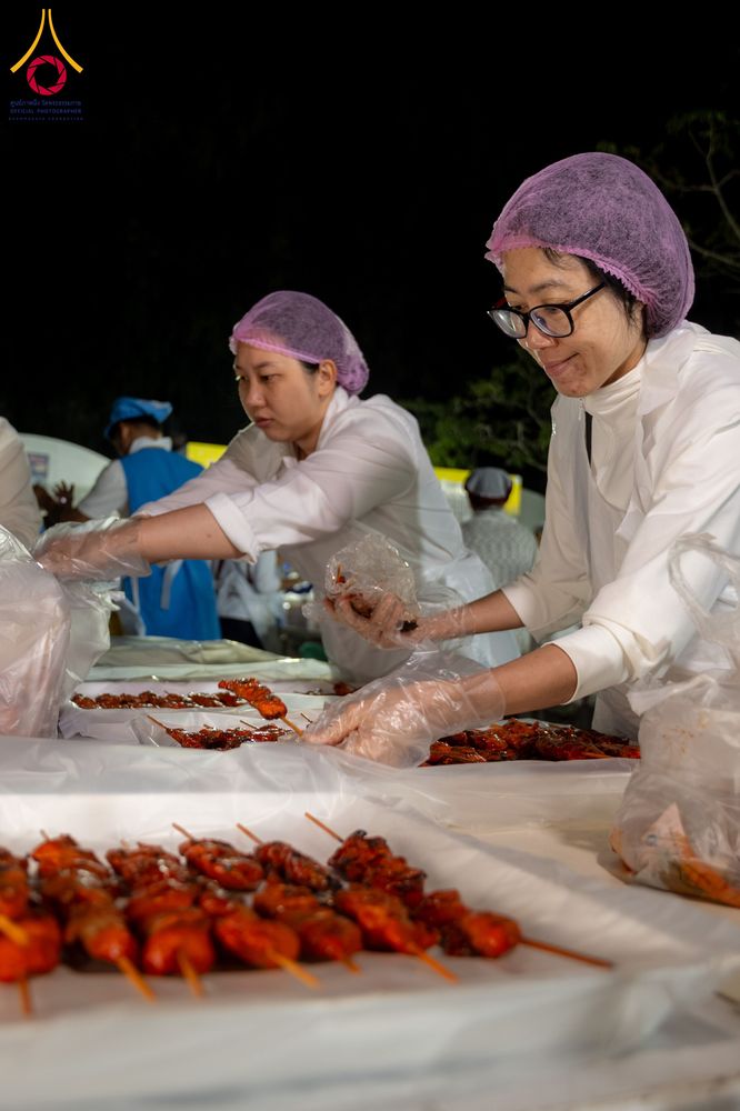 ภาพ No.293426:วันที่ 13 มกราคม พ.ศ. 2569 พิธีถวายภัตตาหารเป็นสังฆทาน แด่พระธรรมยาตรา ณ อนุสรณ์สถานมหาวิหารพระมงคลเทพมุนี (โลตัสแลนด์) อ.สองพี่น้อง จ.สุพรรณบุรี ในโครงการธรรมยาตรา กตัญญูบูชา มหาปูชนียาจารย์ พระมงคลเทพมุนี(สด จนฺทสโร) พระผู้ปราบมาร อนุสรณ์สถาน 7 แห่ง ปี