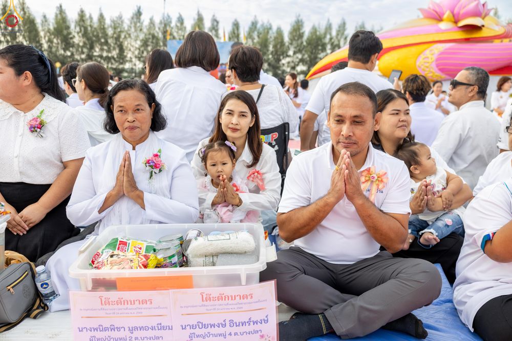 ภาพ No.302621:วันที่ 24 มกราคม พ.ศ. 2569 พิธีตักบาตรพระธรรมยาตรา(ภาพชุดที่ 2) ณ อนุสรณ์สถานลำดับที่ 5 สถานที่เผยแผ่วิชชาธรรมกายครั้งแรก อนุสรณ์สถานบางปลา วัดบางปลา อำเภอบางเลน จังหวัดนครปฐม ในโครงการธรรมยาตรา กตัญญูบูชา มหาปูชนียาจารย์ พระมงคลเทพมุนี(สด จนฺทสโร) พระผู