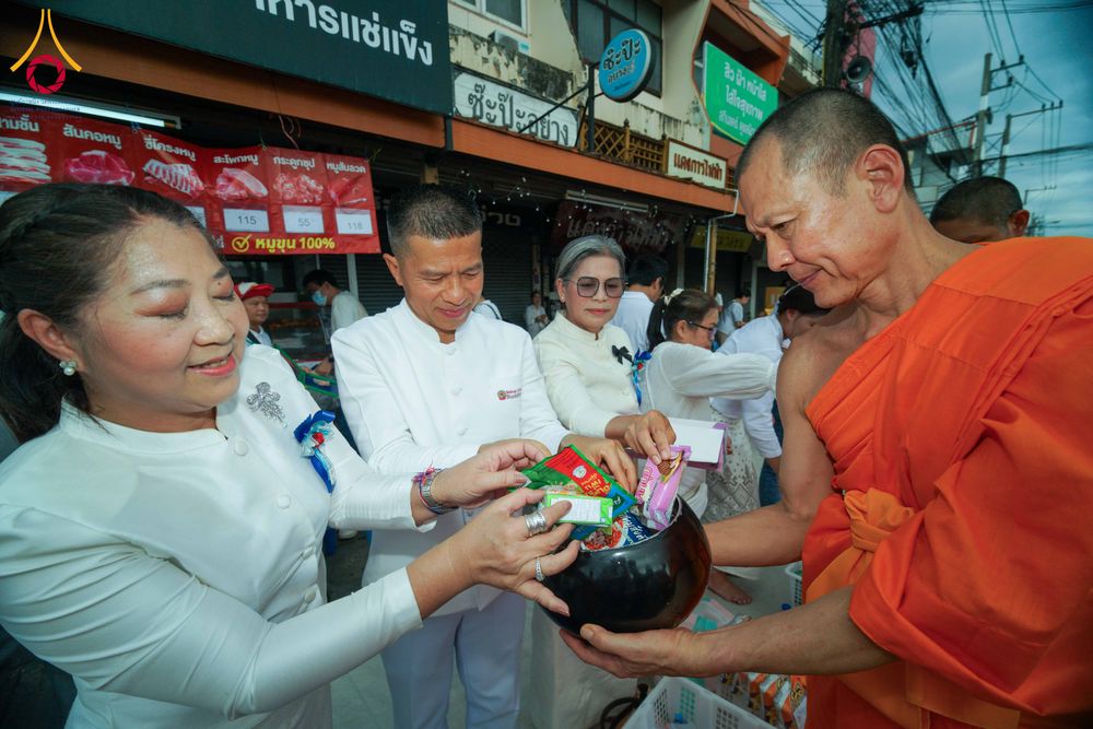 ภาพ No.336908:วันเสาร์ที่ 27 มิถุนายน 2569 พิธีตักบาตรพระ 1,345 รูป  ณ ข่วงสันกำแพง อำเภอสันกำแพง จังหวัดเชียงใหม่