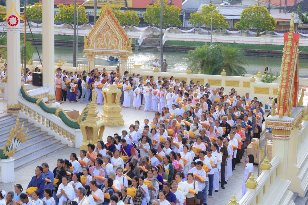 ภาพ No.278554:วันอาทิตย์ที่ 14 ธันวาคม พ.ศ.2568  พิธีเวียนประทักษิณ พิธีวันทาสีมาพระประธาน โครงการบวชบูชาธรรมมหาปูชนียาจารย์ ของศูนย์ปฏิบัติธรรมบุรีรัมย์ ณ วัดกลาง พระอารามหลวง จังหวัดบุรีรัมย์