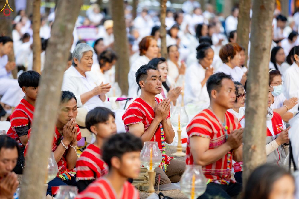 ภาพ No.290088:วันที่ 6 มกราคม พ.ศ. 2569 พิธีจุดประทีปถวายเป็นพุทธบูชา และบูชาธรรมมหาปูชนียาจารย์ (ภาพชุดที่ 2) ณ อนุสรณ์สถานมหาวิหารพระมงคลเทพมุนี (โลตัสแลนด์) อ.สองพี่น้อง จ.สุพรรณบุรี ในโครงการธรรมยาตรา กตัญญูบูชา มหาปูชนียาจารย์ พระมงคลเทพมุนี(สด จนฺทสโร) พระผู้ปรา