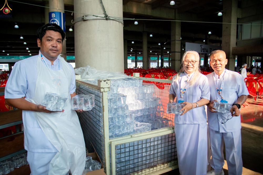 ภาพ No.325804:วันที่ 22 เมษายน พ.ศ.2569(วันคุ้มครองโลก) งานถวายมหาสังฆทาน 40,000 กว่าวัดทั่วประเทศ เจ้าหน้าที่ สาธุชน ร่วมใจจัดเตรียมภัตตาหารเพล (ชุด 2)