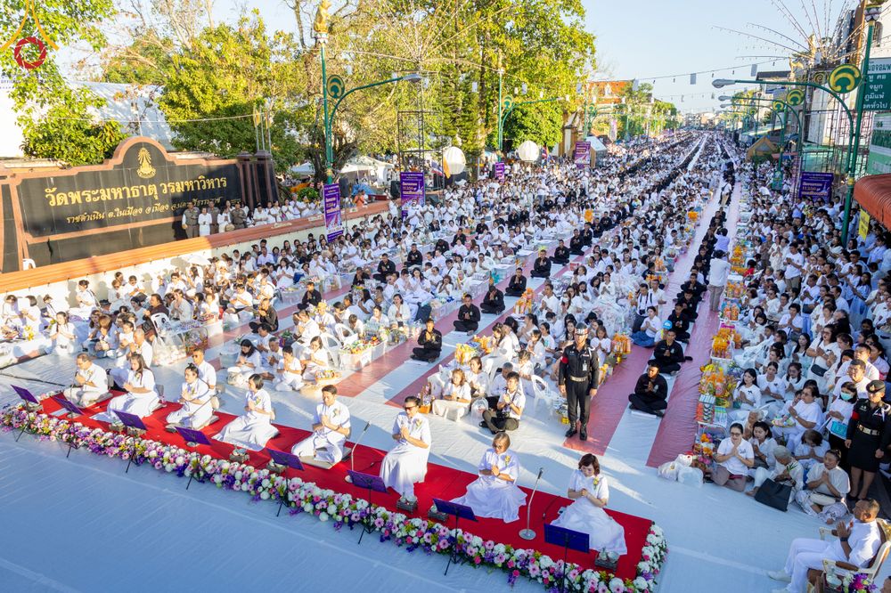 ภาพ No.311205:วันเสาร์ที่ 28 กุมภาพันธ์ พ.ศ. 2569 พิธีตักบาตรพระมหากุศล 11,250 รูป เฉลิมฉลอง 1,250 ปีศรีธรรมราชเจดีย์ สู่มรดกโลก ณ ถนนราชดำเนิน บริเวณหน้าวัดพระมหาธาตุวรมหาวิหาร อ.เมือง จ.นครศรีธรรมราช