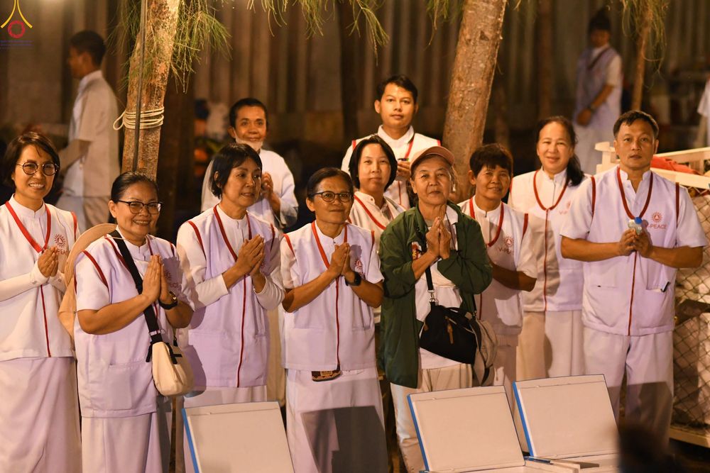 ภาพ No.301611:ภาพเบื้องหลังอาสาสมัครรวมใจ ชุดที่ 4 ในโครงการธรรมยาตรา กตัญญูบูชา มหาปูชนียาจารย์ พระมงคลเทพมุนี(สด จนฺทสโร) พระผู้ปราบมาร อนุสรณ์สถาน 7 แห่ง ปีที่ 14