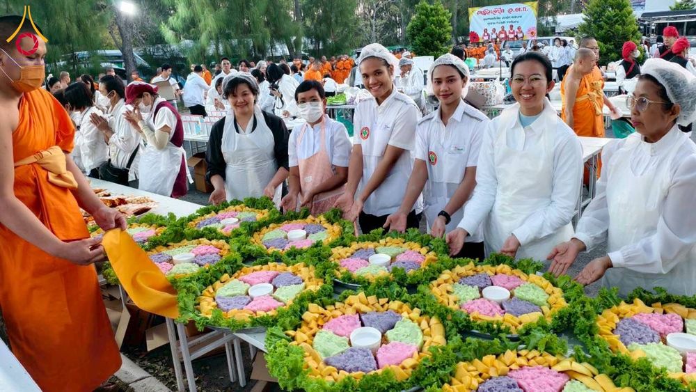 ภาพ No.293503:วันที่ 13 มกราคม พ.ศ. 2569 พิธีถวายภัตตาหารเป็นสังฆทาน แด่พระธรรมยาตรา ณ อนุสรณ์สถานมหาวิหารพระมงคลเทพมุนี (โลตัสแลนด์) อ.สองพี่น้อง จ.สุพรรณบุรี ในโครงการธรรมยาตรา กตัญญูบูชา มหาปูชนียาจารย์ พระมงคลเทพมุนี(สด จนฺทสโร) พระผู้ปราบมาร อนุสรณ์สถาน 7 แห่ง ปี