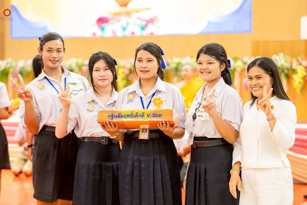ภาพ No.246109:วันเสาร์ที่ 13 กันยายน พ.ศ. 2568 พิธีมอบผ้าไตรประธานกฐินสัมฤทธิ์เด็กดี V-Star ณ สภาธรรมกายสากล วัดพระธรรมกาย