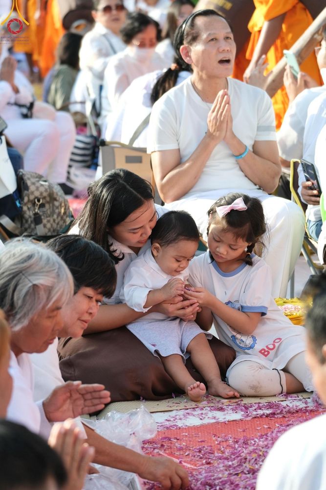 ภาพ No.193450:พิธีต้อนรับพระธรรมยาตรา ณ อนุสรณ์สถาน สถานที่เกิดในเพศสมณะ วัดสองพี่น้อง อำเภอสองพี่น้อง จังหวัดสุพรรณบุรี ในโครงการธรรมยาตรา กตัญญูบูชา มหาปูชนียาจารย์ พระมงคลเทพมุนี(สด จนฺทสโร) พระผู้ปราบมาร อนุสรณ์สถาน 7 แห่ง ปีที่ 13 วันที่ 11 มกราคม พ.ศ. 2568