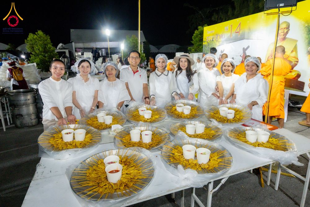 ภาพ No.288005:วันที่ 4 มกราคม พ.ศ. 2569 พิธีถวายภัตตาหารเป็นสังฆทาน แด่พระธรรมยาตรา ในโครงการธรรมยาตรา กตัญญูบูชา มหาปูชนียาจารย์ พระมงคลเทพมุนี(สด จนฺทสโร) พระผู้ปราบมาร อนุสรณ์สถาน 7 แห่ง ปีที่ 14 ณ อนุสรณ์สถานมหาวิหารพระมงคลเทพมุนี (โลตัสแลนด์) อ.สองพี่น้อง จ.สุพรร