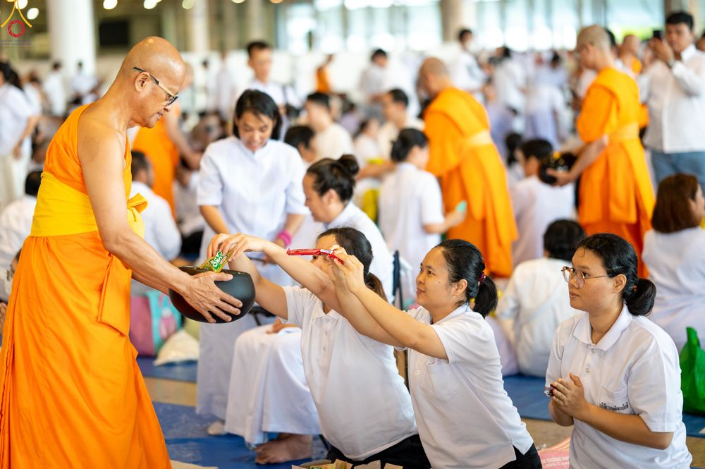 ภาพ No.311357:วันอาทิตย์ต้นเดือนที่ 1 มีนาคม พ.ศ.2569 พิธีตักบาตร และ พิธีบูชาข้าวพระ ณ สภาธรรมกายสากล วัดพระธรรมกาย