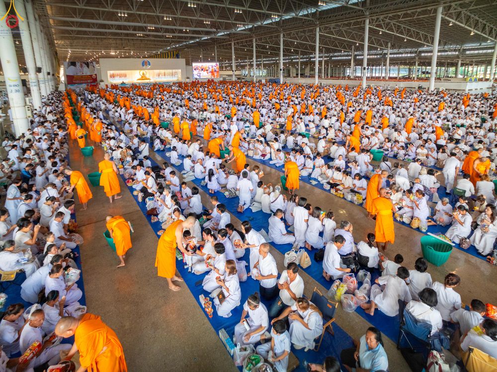 ภาพ No.318179:วันอาทิตย์ต้นเดือนที่ 5 เมษายน พ.ศ.2569 พิธีตักบาตร ณ บ้านแก้วเรือนทองคุณยายอาจารย์ฯ วัดพระธรรมกาย