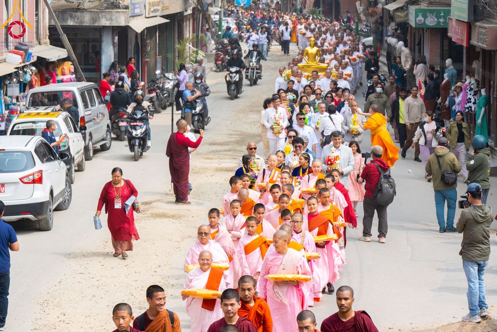 ภาพ No.313554:วันพฤหัสบดีที่ 12 มีนาคม พ.ศ. 2569 ขบวนแห่นาคธรรมทายาทในโครงการบรรพชาสามเณร 500 รูป  จาก นาคบาฮาล (Nagbahal) สู่จัตุรัสปาทัน (Patan Durbar Square) ประเทศเนปาล