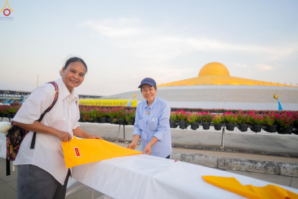 ภาพ No.321211:วันที่ 10-11 เมษายน พ.ศ.2569 การเตรียมกล่องไทยธรรม และการติดผ้ารับประเคน เพื่องานถวายมหาสังฆทาน 40,000 กว่าวัดทั่วประเทศ วันคุ้มครองโลก 22 เมษายน พ.ศ.2569 วัดพระธรรมกาย