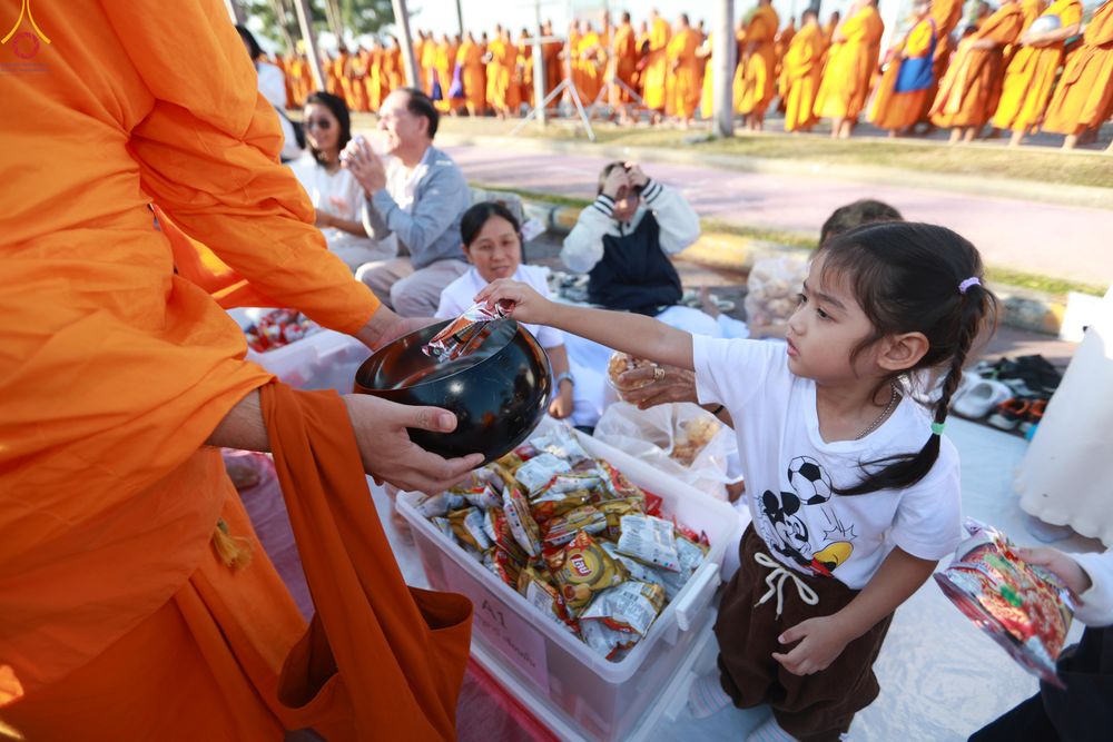 ภาพ No.284265:วันเสาร์ที่ 20 ธันวาคม พ.ศ.2568  พิธีตักบาตรพระ 10,000 รูป เนื่องในโอกาส 194 ปี จังหวัดกาญจนบุรี และอุทิศส่วนกุศลให้แด่บรรพชนทั้งหลาย บริเวณถนนสองแคว (Skywalk) เมืองกาญจนบุรี