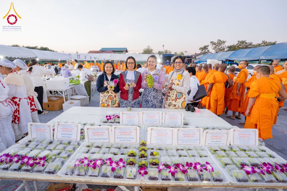 ภาพ No.290754:วันที่ 9 มกราคม พ.ศ. 2569 พิธีถวายภัตตาหารเป็นสังฆทาน แด่พระธรรมยาตรา ณ อนุสรณ์สถานคลองบางนางแท่น อ.สามพราน จ.นครปฐม ในโครงการธรรมยาตรา กตัญญูบูชา มหาปูชนียาจารย์ พระมงคลเทพมุนี(สด จนฺทสโร) พระผู้ปราบมาร อนุสรณ์สถาน 7 แห่ง ปีที่ 14