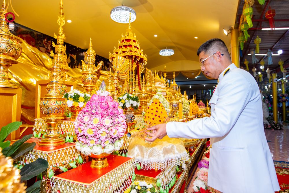 ภาพ No.90497:พิธีอัญเชิญพระบรมสารีริกธาตุประดิษฐาน ณ เจดีย์ศรีสองรัก วัดเก่าเขาน้อย อ.ปากน้ำปราณ จ.ประจวบคีรีขันธ์ วันที่ 3 ตุลาคม พ. ศ. 2566