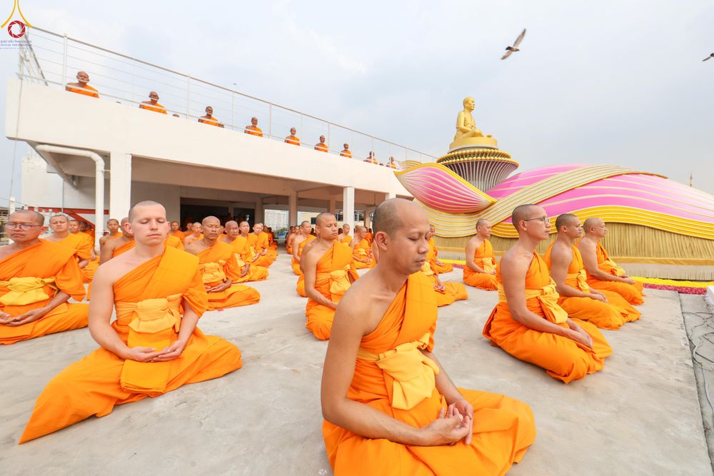 ภาพ No.299988:วันที่ 22 มกราคม พ.ศ.2569 พระธรรมยาตราปฏิบัติธรรม และถ่ายภาพหมู่ประวัติศาสตร์ ณ อาคารธรรมยาตรา กตัญญูบูชามหาปูชนียาจารย์  ตรงข้ามวัดปากน้ำภาษีเจริญ จ.กรุงเทพมหานคร ในโครงการธรรมยาตรา กตัญญูบูชา มหาปูชนียาจารย์ พระมงคลเทพมุนี(สด จนฺทสโร) พระผู้ปราบมาร อนุ