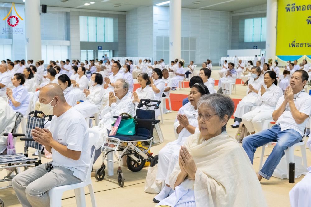 ภาพ No.284743:วันอาทิตย์ที่ 14 ธันวาคม พ.ศ.2568  พิธีปฏิบัติธรรม พิธีถวายภัตตาหารเป็นสังฆทาน พิธีมอบต้นสมบัติจักรพรรดิ ถวายแด่เจ้าอาวาสและประธานสงฆ์ 236 ศูนย์ส่งเสริมศีลธรรมทั่วโลก ณ สภาธรรมกายสากล วัดพระธรรมกาย