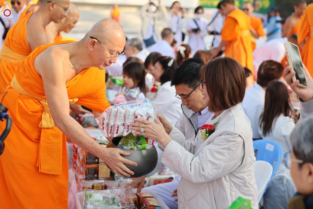 ภาพ No.292444:วันที่ 11 มกราคม พ.ศ. 2569 พิธีตักบาตรพระธรรมยาตรา ณ อนุสรณ์สถานคลองบางนางแท่น อ.สามพราน จ.นครปฐม ในโครงการธรรมยาตรา กตัญญูบูชา มหาปูชนียาจารย์ พระมงคลเทพมุนี(สด จนฺทสโร) พระผู้ปราบมาร อนุสรณ์สถาน 7 แห่ง ปีที่ 14