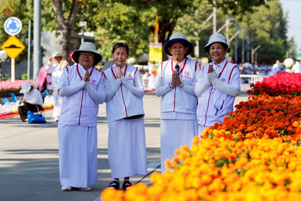 ภาพ No.296005:ภาพเบื้องหลังอาสาสมัครรวมใจ ชุดที่ 1 ในโครงการธรรมยาตรา กตัญญูบูชา มหาปูชนียาจารย์ พระมงคลเทพมุนี(สด จนฺทสโร) พระผู้ปราบมาร อนุสรณ์สถาน 7 แห่ง ปีที่ 14