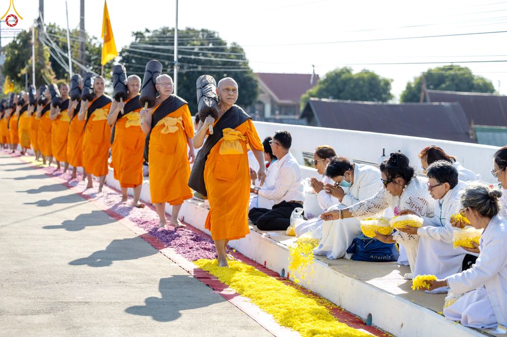 ภาพ No.292870:วันที่ 11 มกราคม พ.ศ. 2569 พิธีต้อนรับพระธรรมยาตรา ณ อนุสรณ์สถานลำดับที่ 3 สถานที่เกิดในเพศสมณะ วัดสองพี่น้อง อำเภอสองพี่น้อง จังหวัดสุพรรณบุรี ในโครงการธรรมยาตรา กตัญญูบูชา มหาปูชนียาจารย์ พระมงคลเทพมุนี(สด จนฺทสโร) พระผู้ปราบมาร อนุสรณ์สถาน 7 แห่ง ปีที