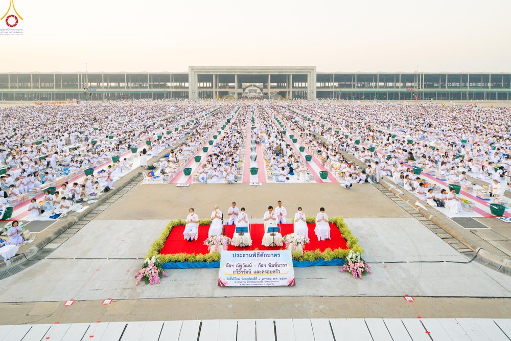 ภาพ No.279758:วันที่ 1 มกราคม พ.ศ.2569 พิธีตักบาตรในวันขึ้นปีใหม่ ณ ลานธรรม วัดพระธรรมกาย