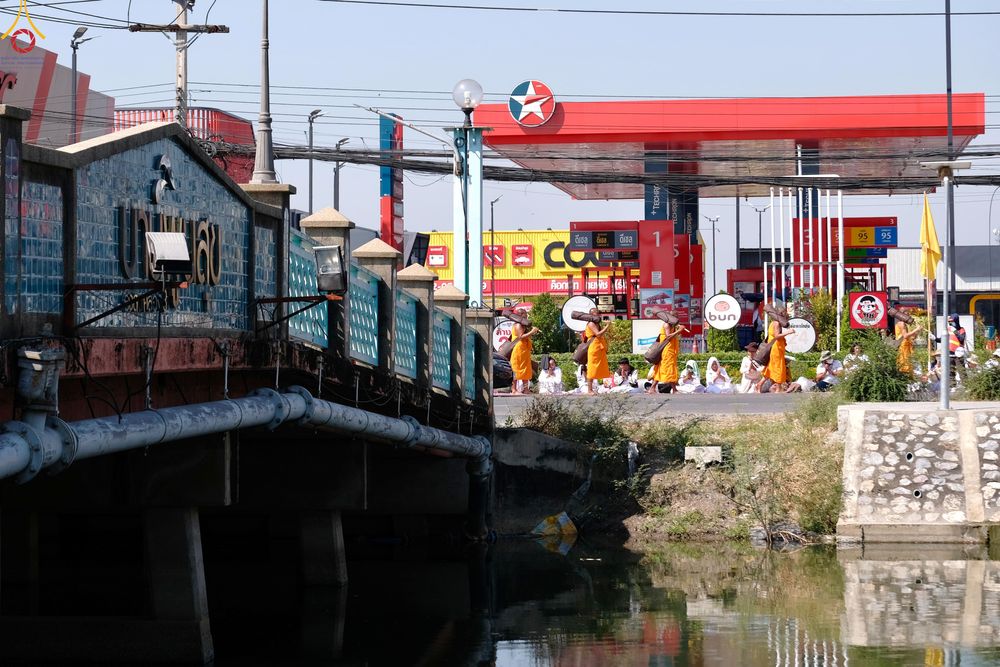 ภาพ No.304199:วันที่ 25 มกราคม พ.ศ. 2569 พิธีต้อนรับพระธรรมยาตรา  รร.สามัคคีราษฏร์บำรุง-วัดพระธรรมกาย ในโครงการธรรมยาตรา กตัญญูบูชา มหาปูชนียาจารย์ พระมงคลเทพมุนี(สด จนฺทสโร) พระผู้ปราบมาร อนุสรณ์สถาน 7 แห่ง ปีที่ 14