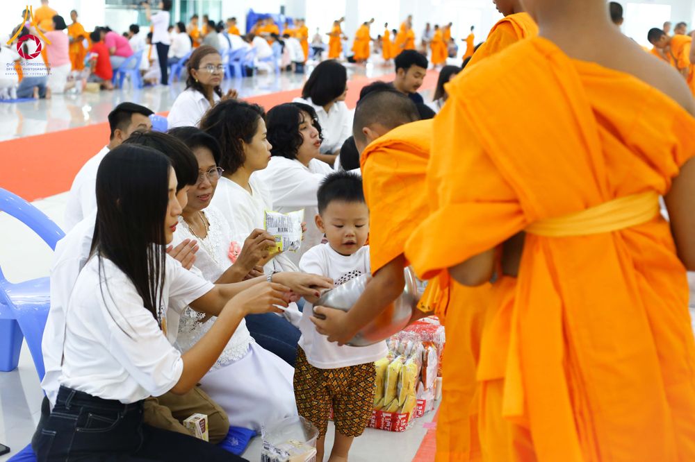 ภาพ No.320922:วันเสาร์ที่ 11 เมษายน พ.ศ.2569 พิธีตักบาตรฉลองสามเณรใหม่ ณ ศูนย์อบรมเยาวชนนครปฐม