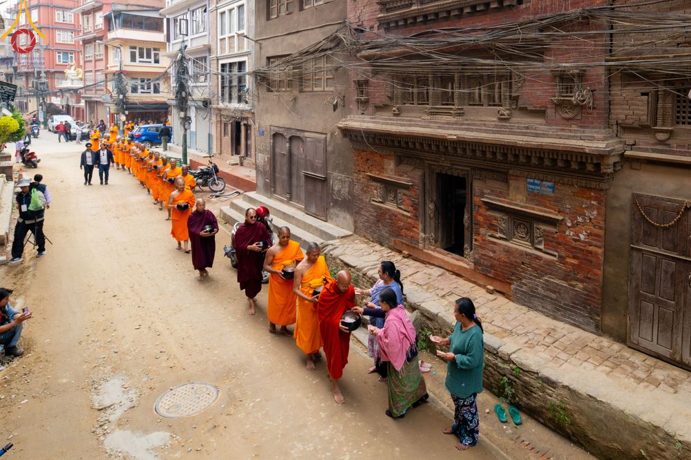 ภาพ No.317279:วันอังคารที่ 31 มีนาคม พ.ศ.2569 จาริกบิณฑบาตแห่งศรัทธา จากวัดอเชศวรสู่สี่แยกปาตันและวัดศรี ประเทศเนปาล