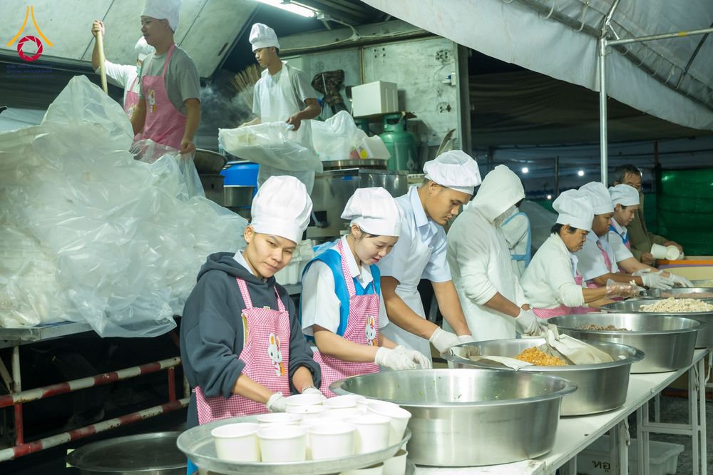 ภาพ No.290707:วันที่ 9 มกราคม พ.ศ. 2569 พิธีถวายภัตตาหารเป็นสังฆทาน แด่พระธรรมยาตรา ณ อนุสรณ์สถานคลองบางนางแท่น อ.สามพราน จ.นครปฐม ในโครงการธรรมยาตรา กตัญญูบูชา มหาปูชนียาจารย์ พระมงคลเทพมุนี(สด จนฺทสโร) พระผู้ปราบมาร อนุสรณ์สถาน 7 แห่ง ปีที่ 14