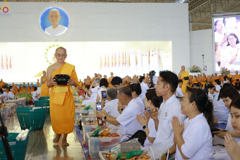 ภาพ No.318166:วันอาทิตย์ต้นเดือนที่ 5 เมษายน พ.ศ.2569 พิธีตักบาตร ณ บ้านแก้วเรือนทองคุณยายอาจารย์ฯ วัดพระธรรมกาย