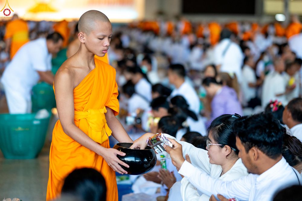 ภาพ No.311344:วันอาทิตย์ต้นเดือนที่ 1 มีนาคม พ.ศ.2569 พิธีตักบาตร และ พิธีบูชาข้าวพระ ณ สภาธรรมกายสากล วัดพระธรรมกาย