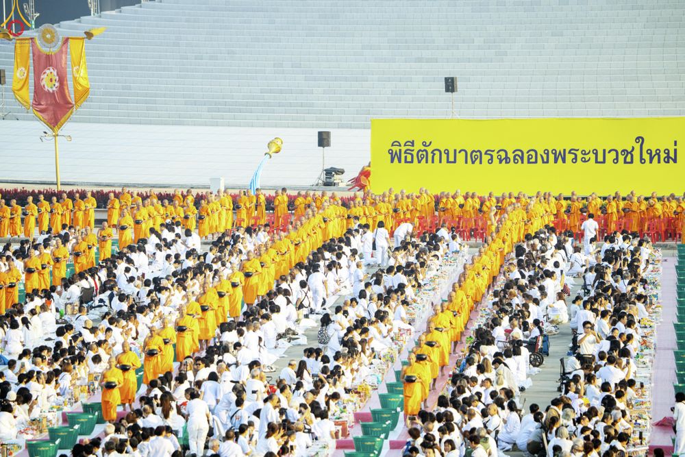 ภาพ No.279828:วันที่ 1 มกราคม พ.ศ.2569 พิธีตักบาตรในวันขึ้นปีใหม่ ณ ลานธรรม วัดพระธรรมกาย